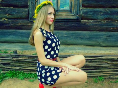 девушка, русская девушка, поза сидя, грудь, ножки, платье в горошек, блондинка, длинные волосы, фигура, мини платье