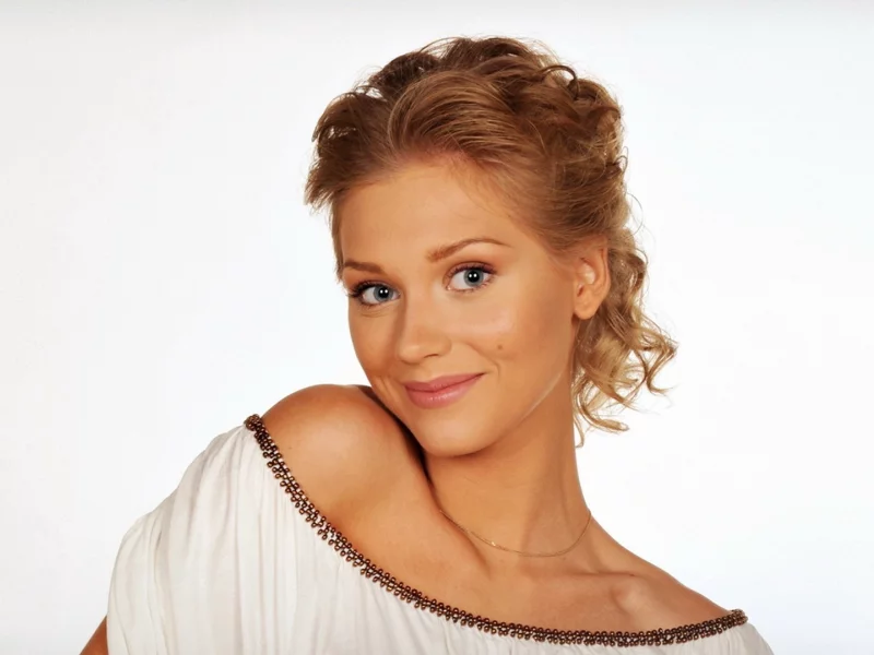кристина асмус, актриса, улыбка, голые плечи, большие глаза, красивые глаза, короткие волосы, макияж