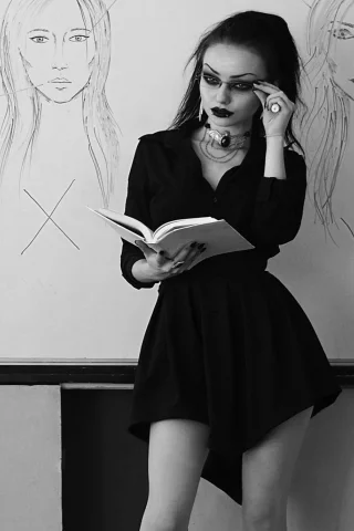 девушка, ножки, грудь, черное платье, мини платье, девушка в очках, училка, фигура, чернобелая
