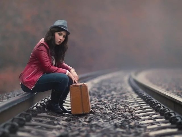 девушка, брюнетка, девушка в шляпе, поза сидя, девушка на рельсах