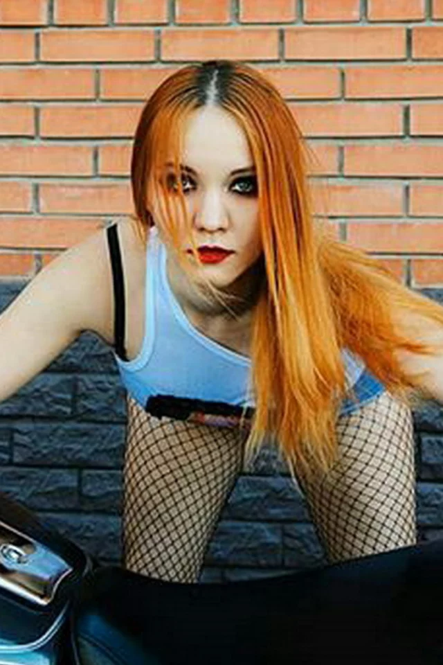 девушка, байкерша, рыжие волосы, колготки в сетку, рыжая девушка, девушка и мотоцикл, шорты, маечка, ножки, грудь, маленькая грудь, макияж