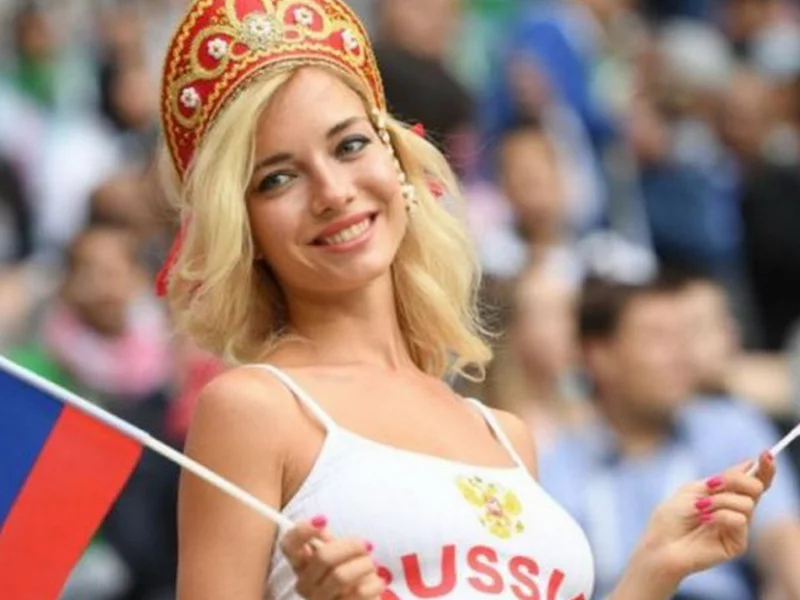 наталья немчинова, девушка, болельщица, грудь, блондинка, белый топик, макияж, порноактриса, красивая фигура