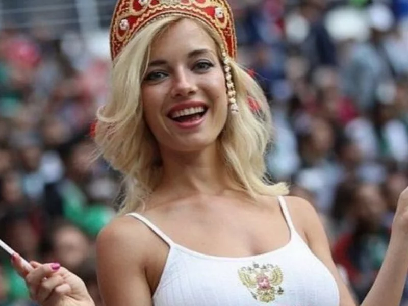 наталья немчинова, девушка, болельщица, грудь, блондинка, белый топик, макияж, порноактриса, красивая фигура
