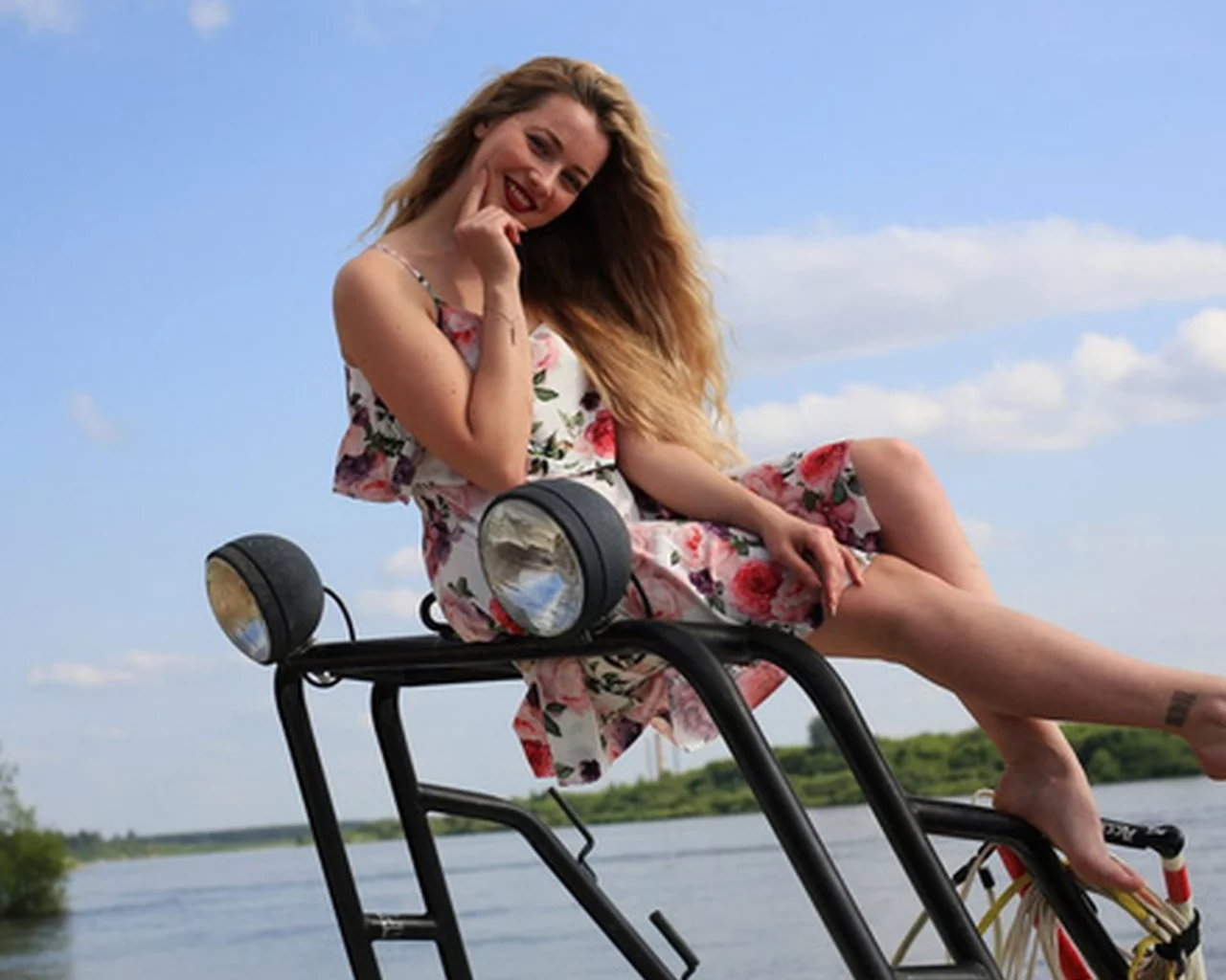 девушка, грудь, ножки, цветное платье, блондинка, поза сидя, фигура