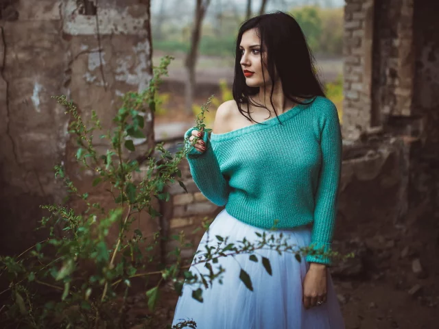 девушка, грудь, черные волосы, белая юбка, фигура, свитер