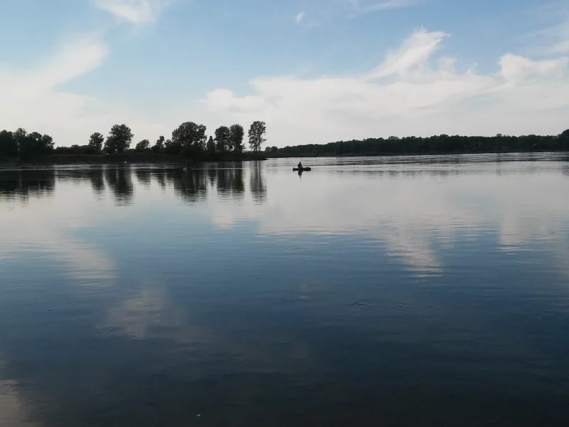 енисей, батюшка рыбаки в протоке на лодках