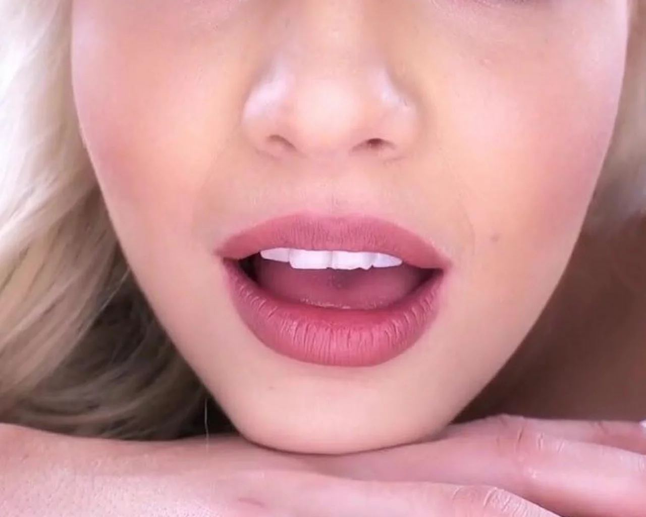 kylie page, девушка, порноактриса, открытый рот, рабочий рот, красивый носик, белые зубы, розовые губки, крупно, блондинка, щечки