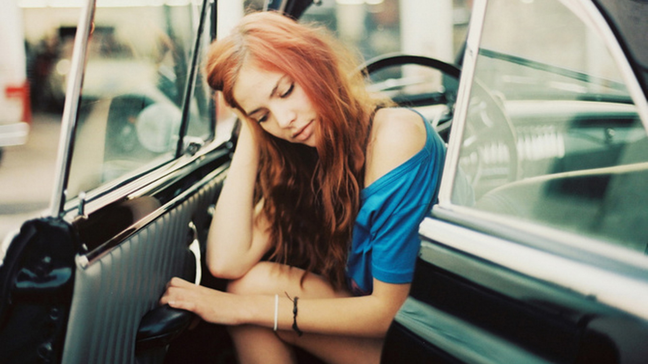 девушка, поза сидя, девушка и машина, рыжие волосы, рыжая девушка, голубое платье