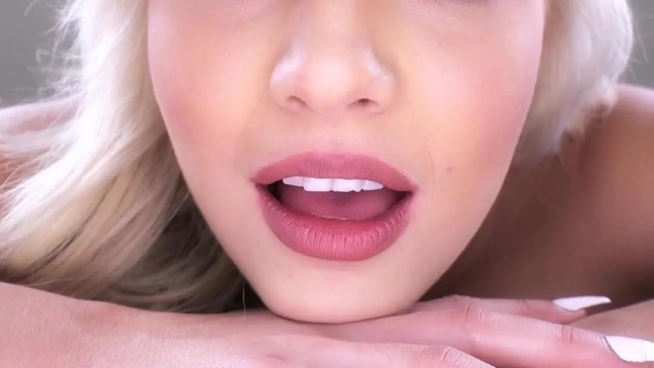 kylie page, девушка, порноактриса, открытый рот, рабочий рот, красивый носик, белые зубы, розовые губки, крупно, блондинка, щечки