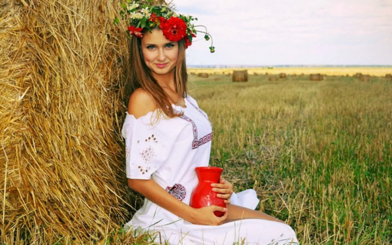 девушка, деревенская девушка, русская девушка, грудь, девушка и сено, поза сидя, макияж, русская красавица