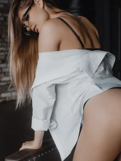 девушка, модель, попа, попка, жопа, задница, трусики, стринги, белье, блондинка, тату, очки, раком