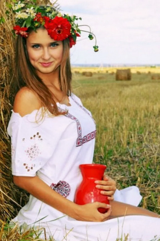 девушка, деревенская девушка, русская девушка, грудь, девушка и сено, поза сидя, макияж, русская красавица