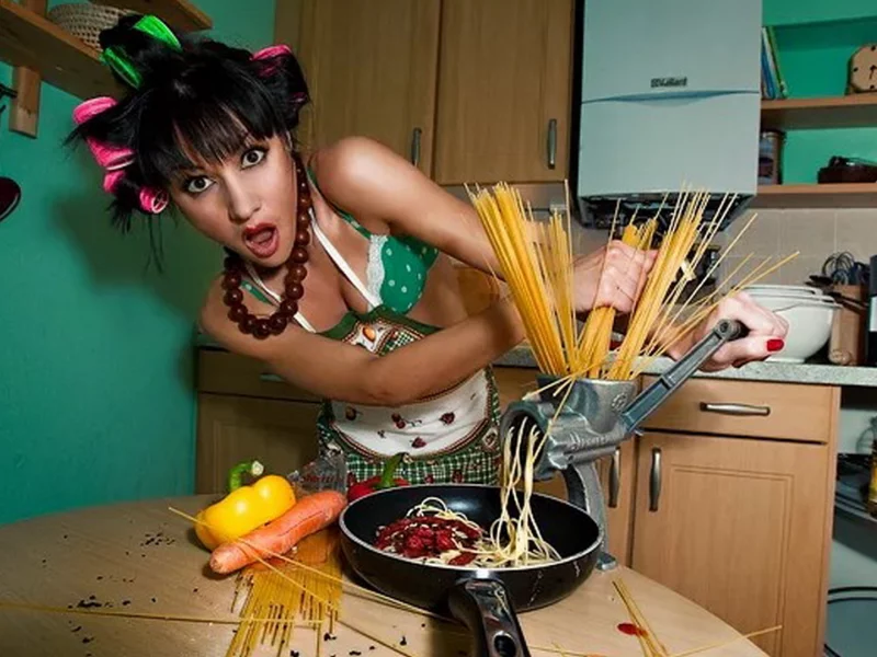 домохозяйка, девушка, девушка на кухне, макияж, грудь, ножки, фигура, волосы