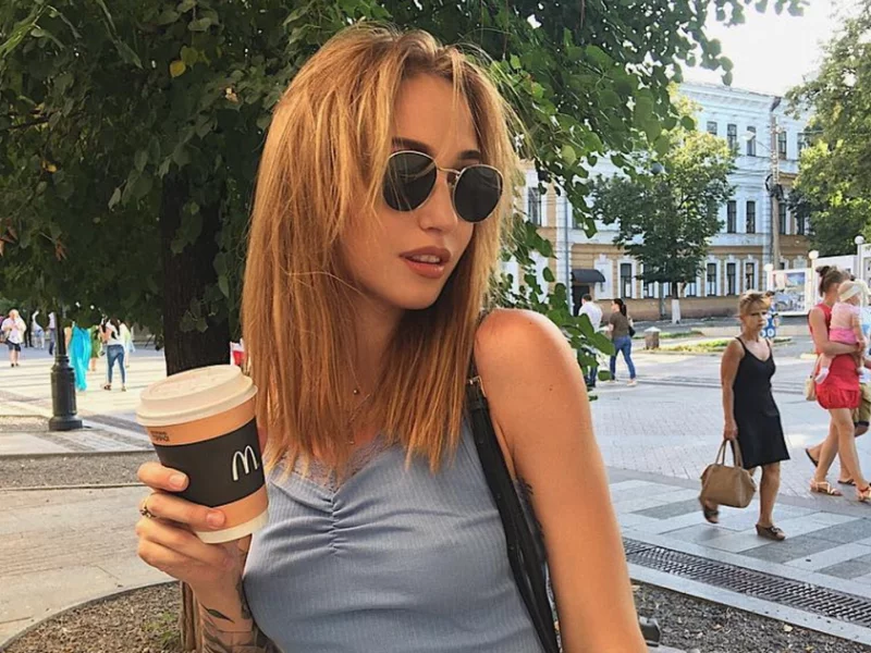 девушка, грудь, русая, девушка в очках, солнечные очки, голубое платье, голые плечи