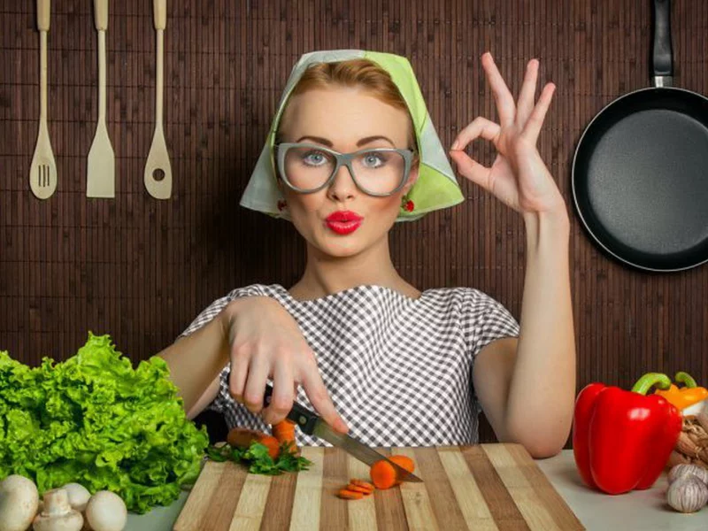 девушка, девушка в очках, девушка на кухне, девушка в платке, грудь, домохозяйка, макияж