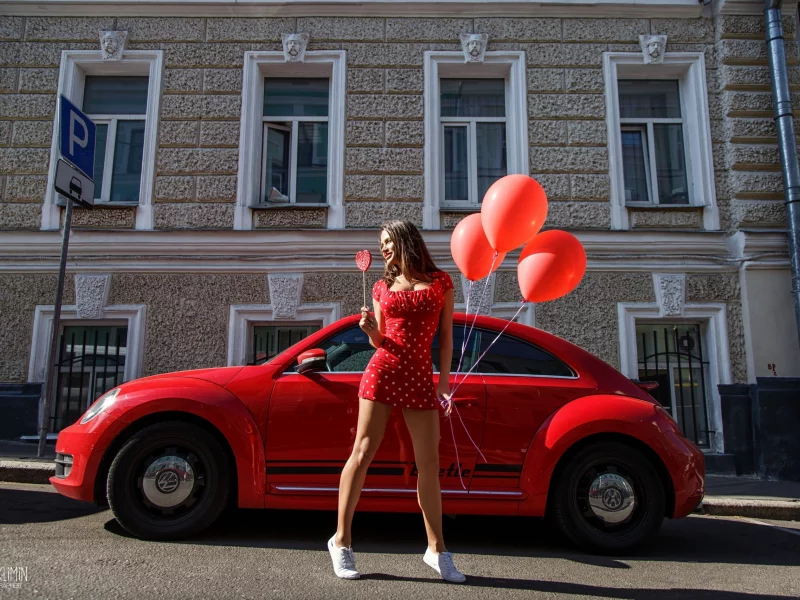 девушка, лето, машина, платье, красное, короткое, шарики, сосалка, улыбка, ножки