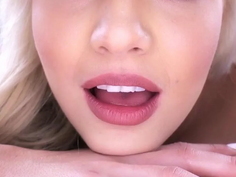 kylie page, девушка, порноактриса, открытый рот, рабочий рот, красивый носик, белые зубы, розовые губки, крупно, блондинка, щечки