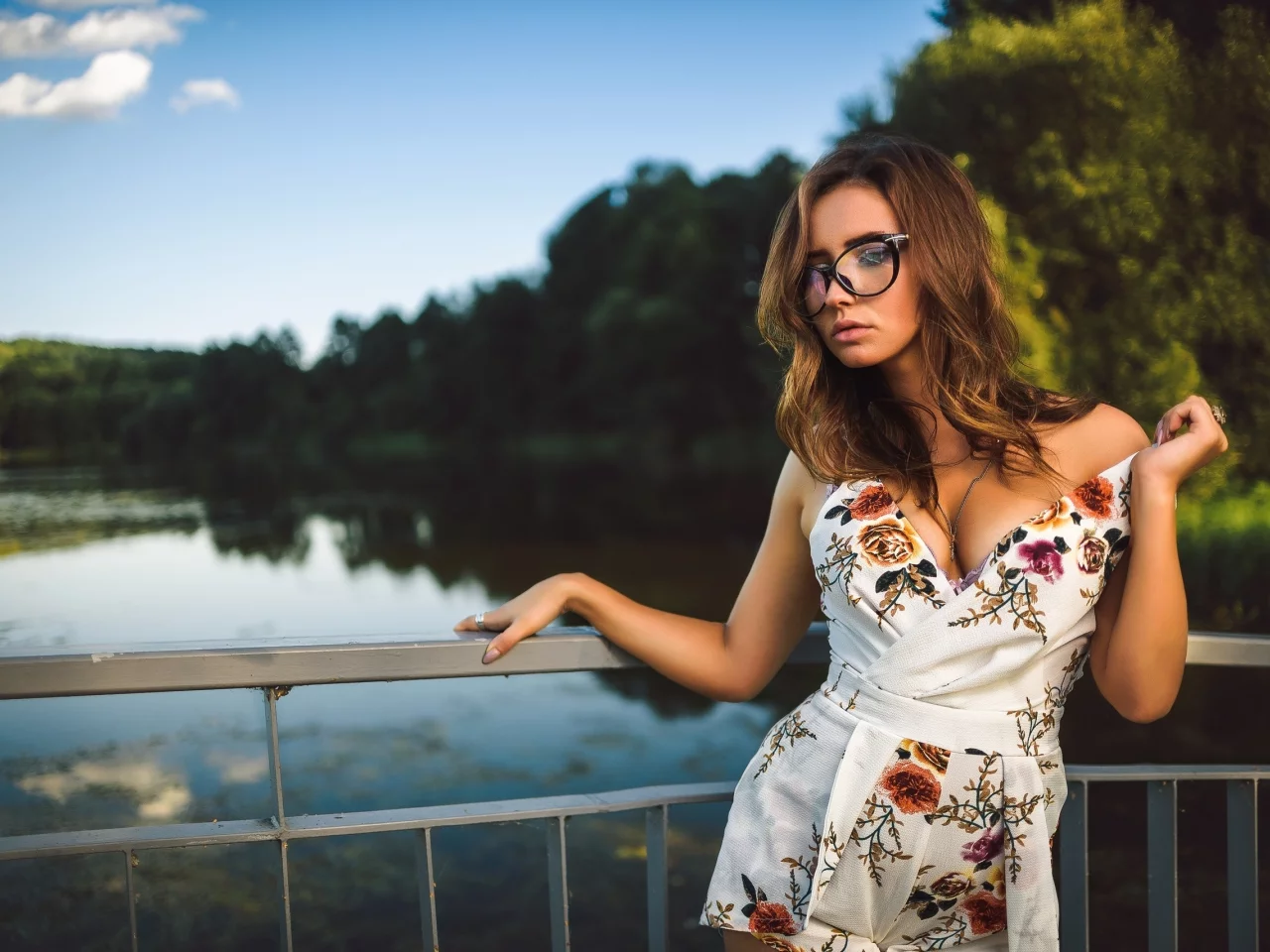 девушка, модель, стройная, милая, милашка, красивая, платье, декольте, сиськи, грудь, река, вода
