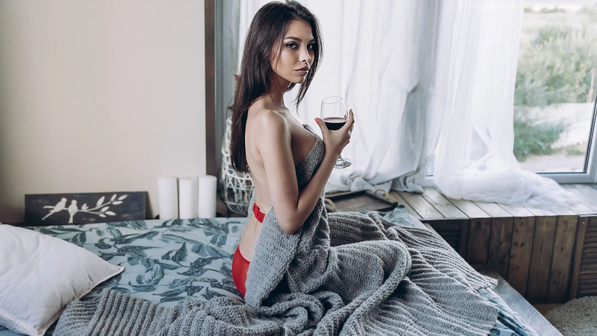 девушка, модель, стройная, милая, милашка, красивая, трусики, стринги, белье, лифчик, шатенка, вино
