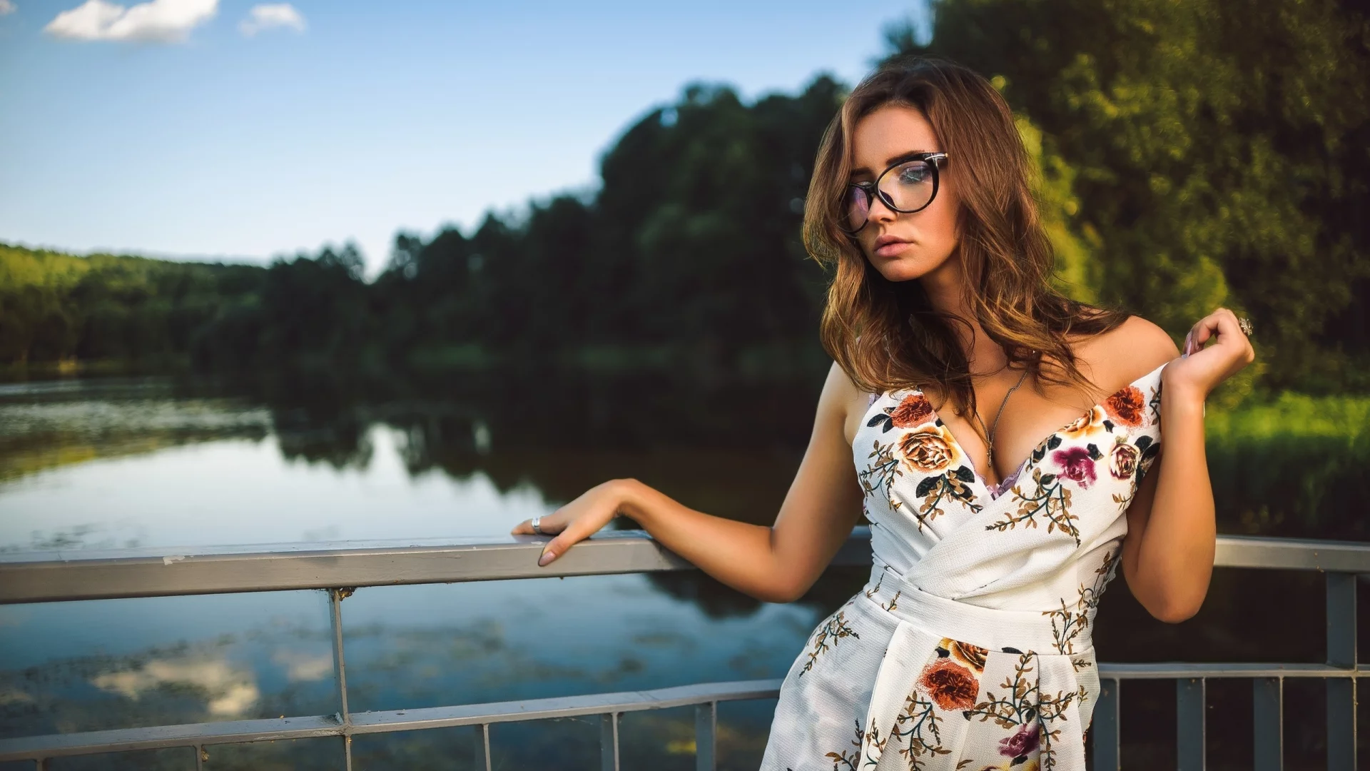 девушка, модель, стройная, милая, милашка, красивая, платье, декольте, сиськи, грудь, река, вода