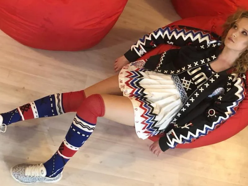 девушка, грудь, ножки, фигура, поза лежа, гольфы, ляжки, красивая фигура, девушка в куртке