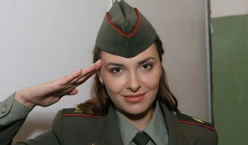 девушка, военная форма, макияж, девушка в пилотке, брюнетка, ольга фадеева