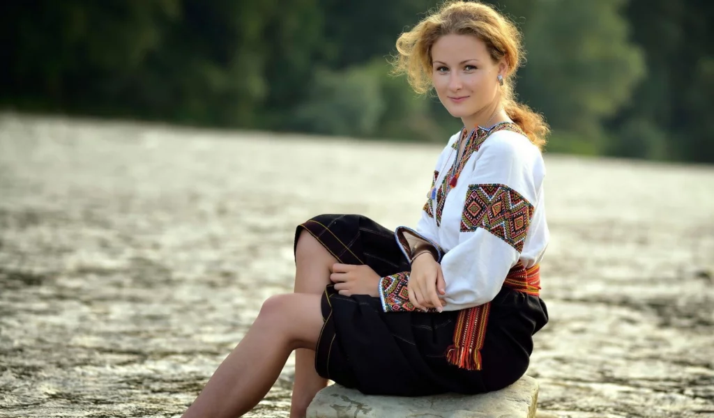 девушка, поза сидя, блондинка, грудь, ножки, костюм
