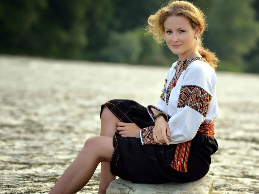 девушка, поза сидя, блондинка, грудь, ножки, костюм