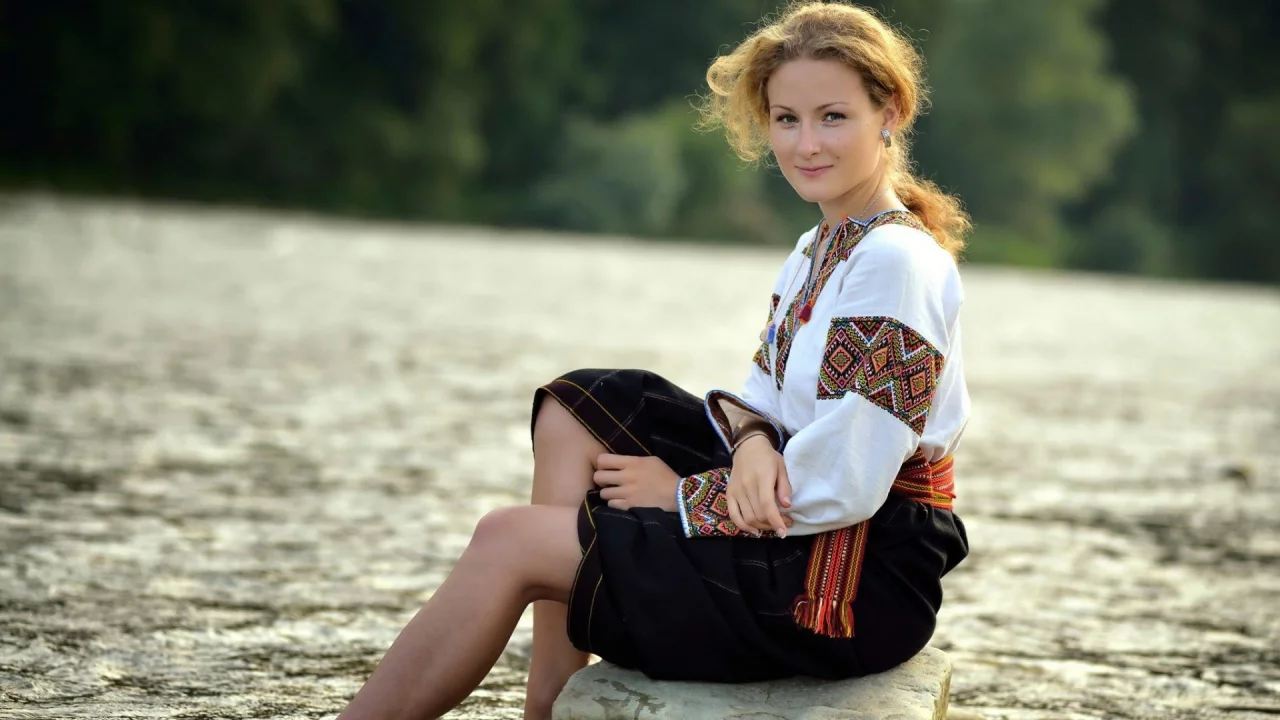 девушка, поза сидя, блондинка, грудь, ножки, костюм