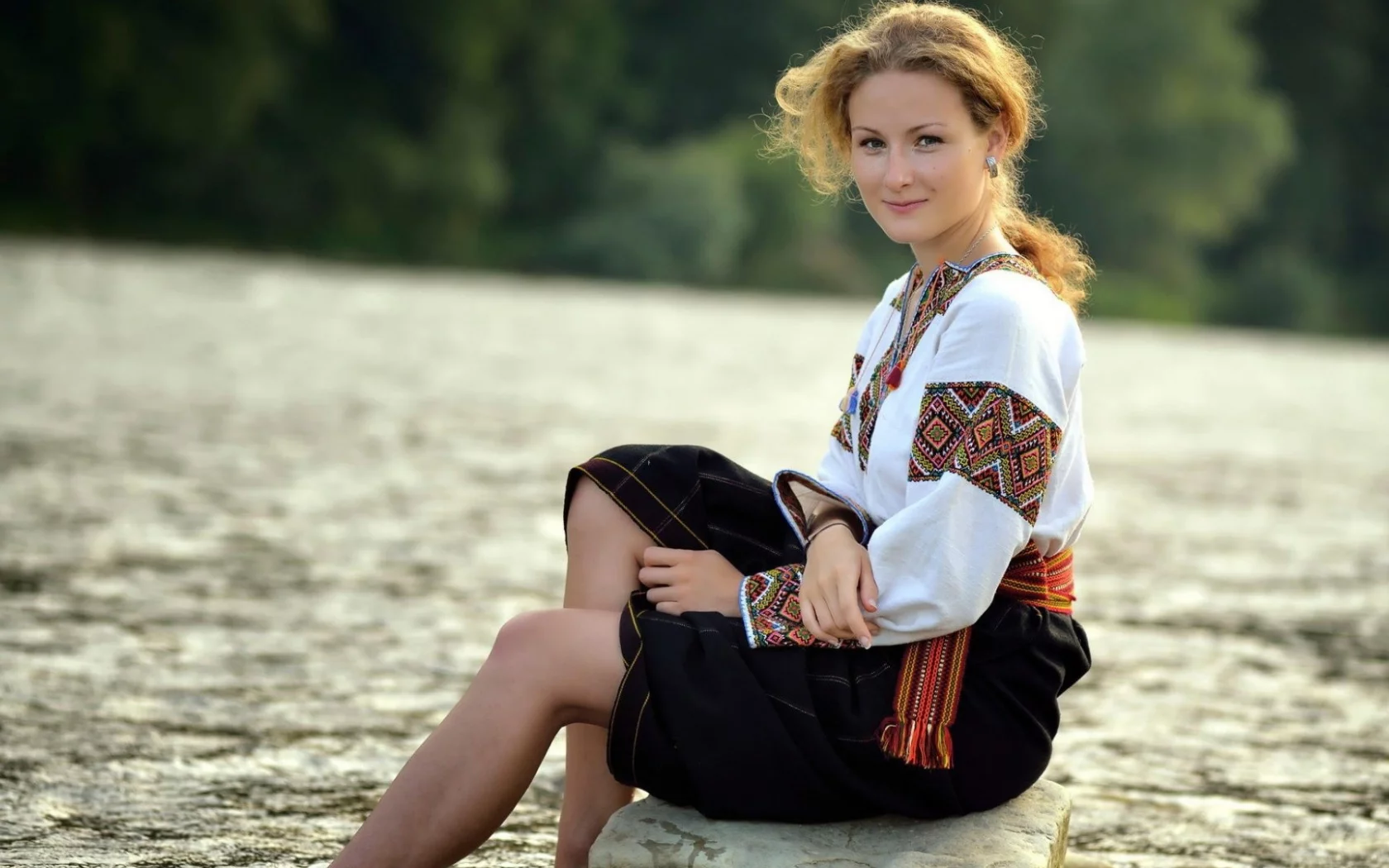 девушка, поза сидя, блондинка, грудь, ножки, костюм