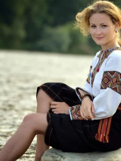 девушка, поза сидя, блондинка, грудь, ножки, костюм
