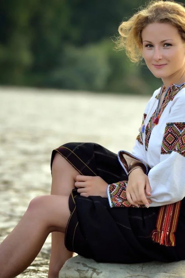 девушка, поза сидя, блондинка, грудь, ножки, костюм