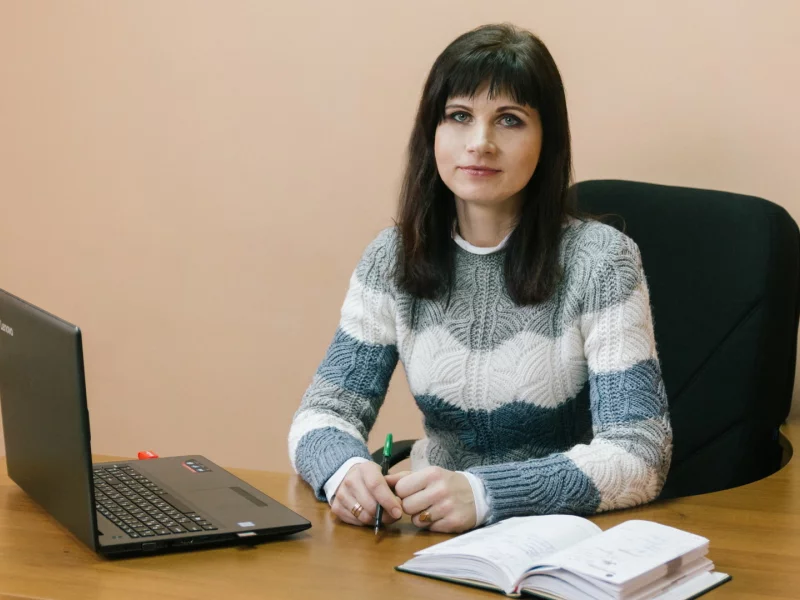 девушка, девушка секретарь, грудь, девушка в свитере, макияж, секретарша