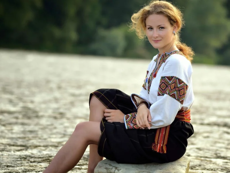 девушка, поза сидя, блондинка, грудь, ножки, костюм