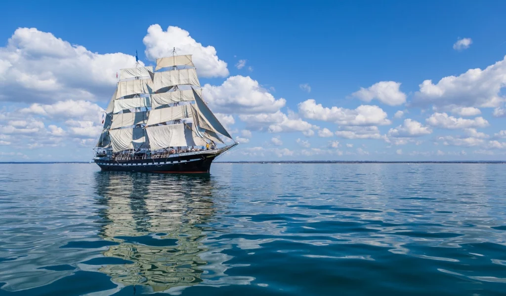 парусник, паруса, корабль, море, небо, облака