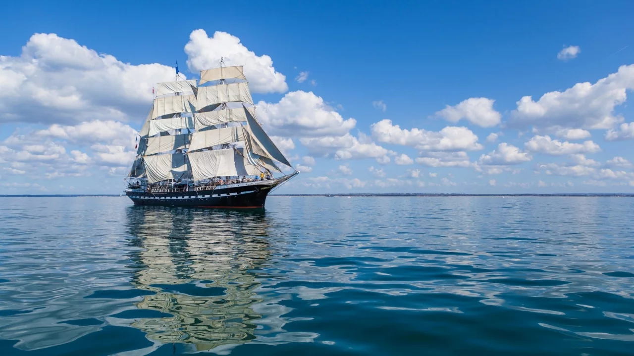 парусник, паруса, корабль, море, небо, облака