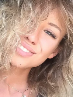 девушка, блондинка, крупно, макияж, кудряшки, грудь, красивые глазки