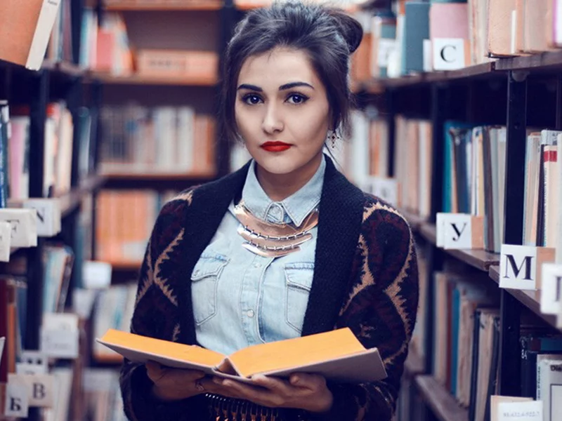 девушка, женщина, макияж, библиотекорша, черные волосы, грудь