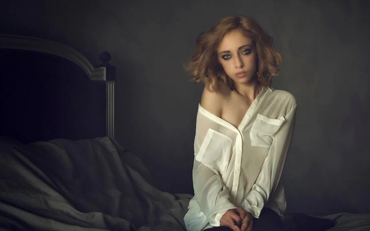 девушка, грудь, фигуристое тело, макияж, большие глазки, белая рубашка, девушка в рубашке