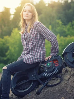 девушка, грудь, ножки, шикарная фигура, блондинка, рубашка в клетку, девушка в рваных джинсах, девушка в рубашке