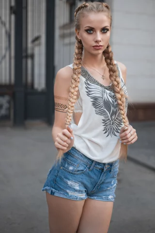 девушка, шорты, косички, блондинка