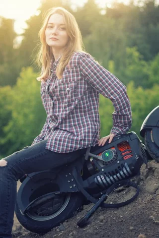 девушка, грудь, ножки, шикарная фигура, блондинка, рубашка в клетку, девушка в рваных джинсах, девушка в рубашке