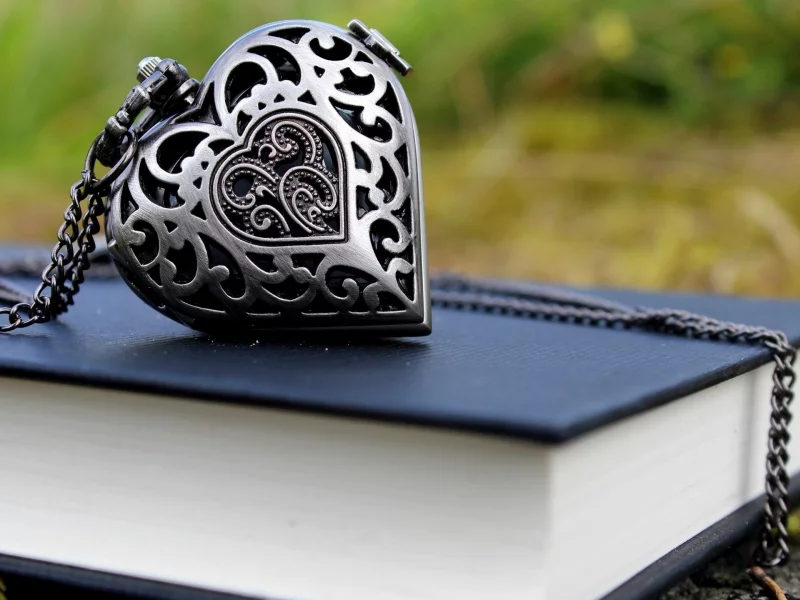 книга, медальон