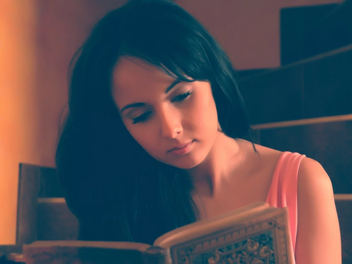 девушка, книга