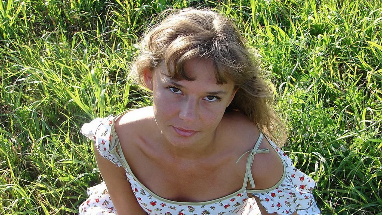 девушка, цветное платье, голые плечи, учительница, грудь, макияж, природа