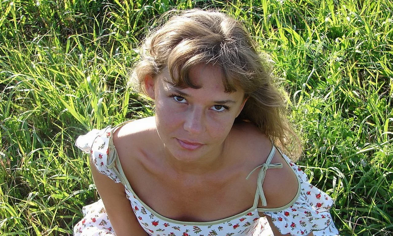 девушка, цветное платье, голые плечи, учительница, грудь, макияж, природа