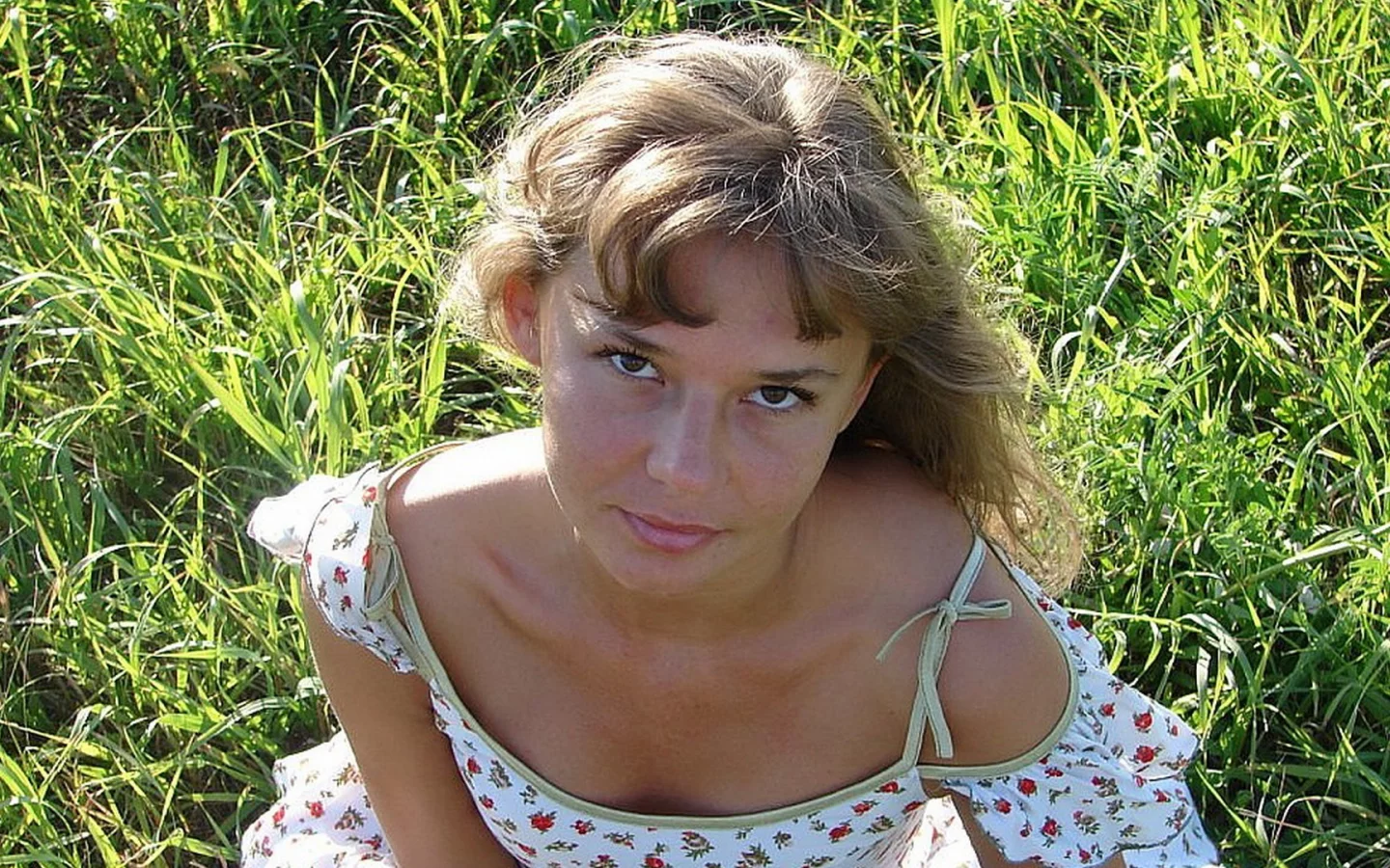 девушка, цветное платье, голые плечи, учительница, грудь, макияж, природа