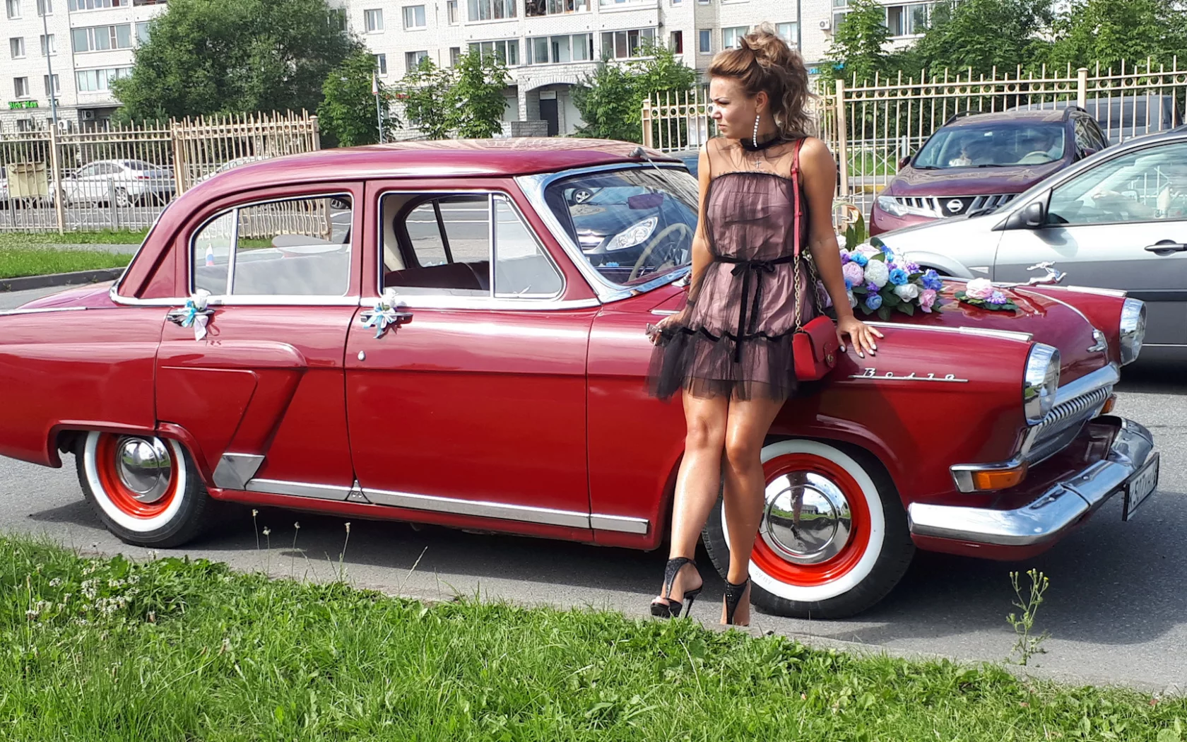 девушка, брюнетка, грудь, ножки, девушка и машина, красная волга, машина волга, мини платье, макияж