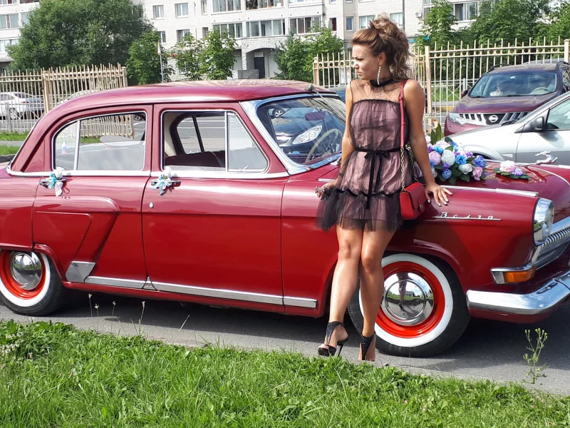 девушка, брюнетка, грудь, ножки, девушка и машина, красная волга, машина волга, мини платье, макияж