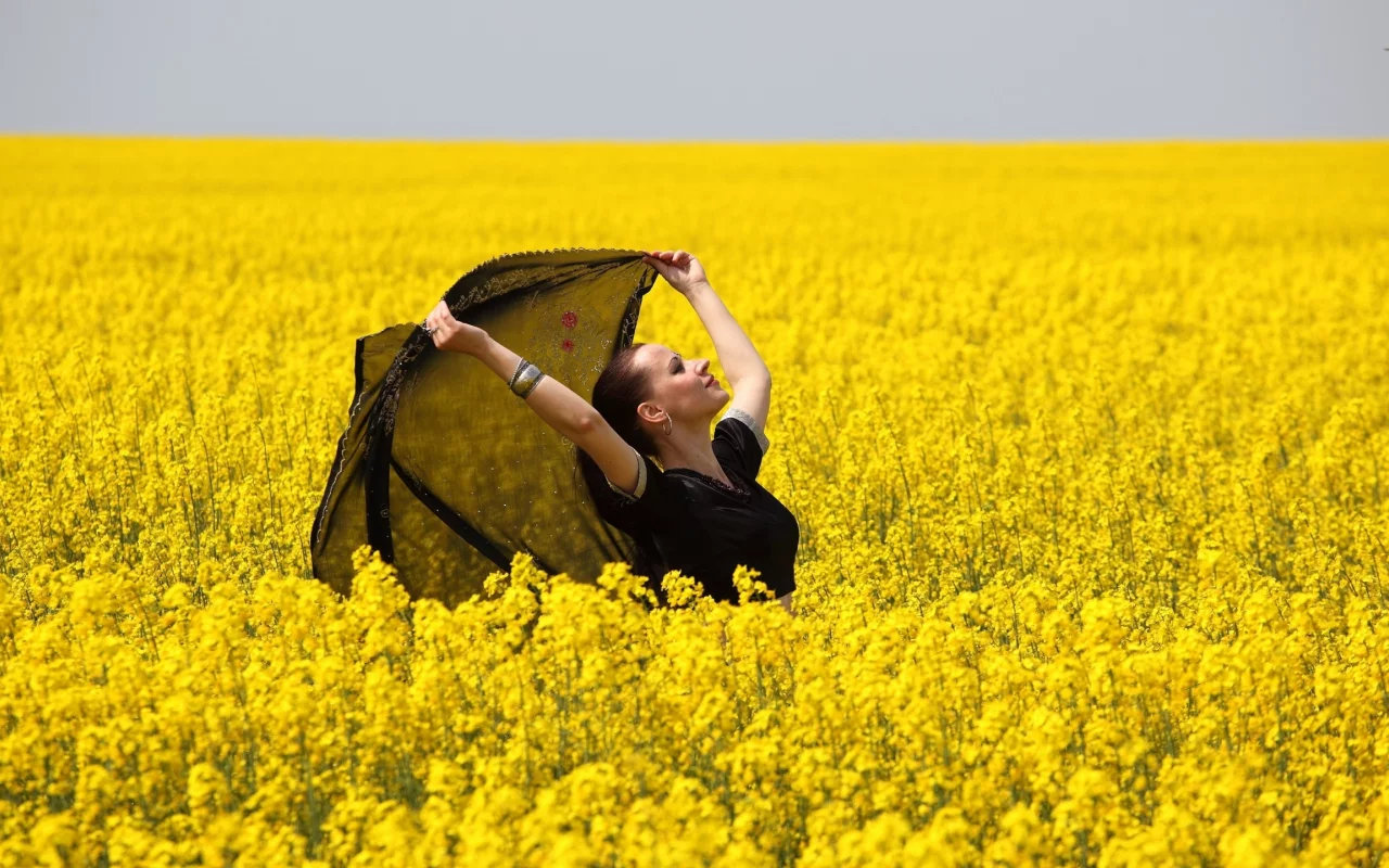 брюнетка, в поле